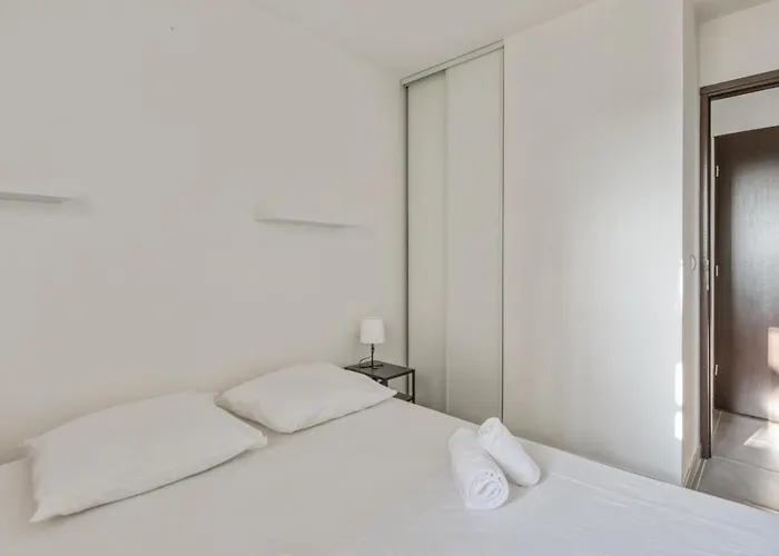 Cozy With Huge Terrace And Swimmingpool - Welkeys Apartman *