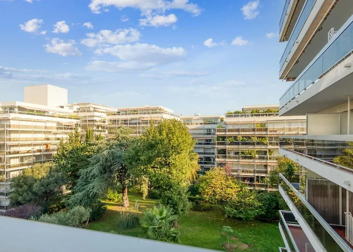 Apartman Cozy With Huge Terrace And Swimmingpool - Welkeys